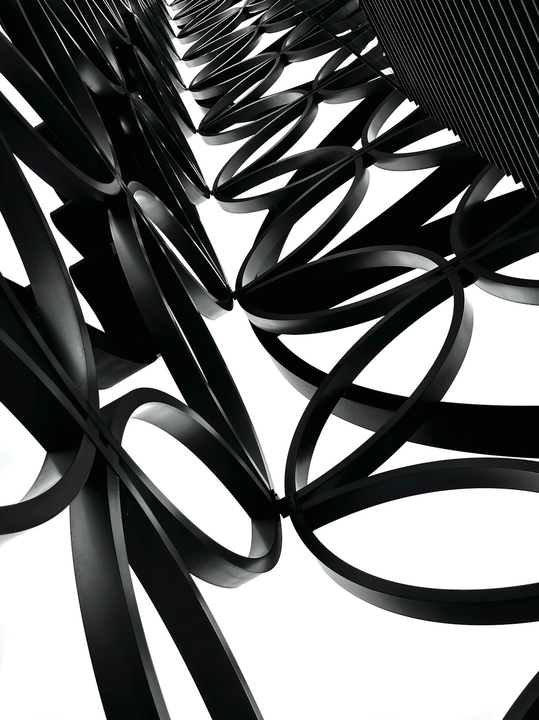 a black and white photo of a sculpture