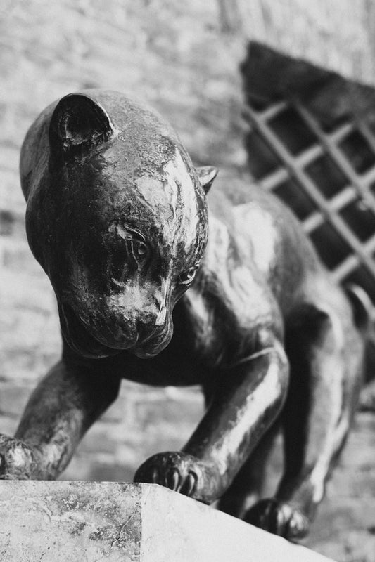 A black and white sculpture of a panther.